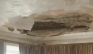 В барнаульской многоэтажке обвалилась штукатурка.