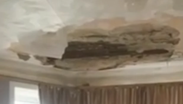 В барнаульской многоэтажке обвалилась штукатурка.