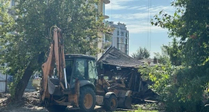 На улице Пролетарской очередной дом сносят под застройку