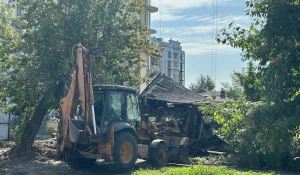 На улице Пролетарской очередной дом сносят под застройку