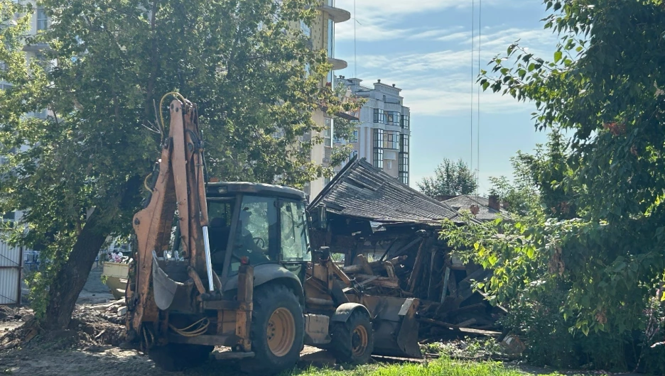 На улице Пролетарской очередной дом сносят под застройку