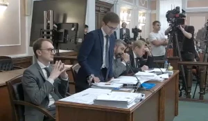 Верховный суд России рассматривает иск об отмене регистрации федерального списка кандидатов партии «Яблоко» в депутаты Госдумы.