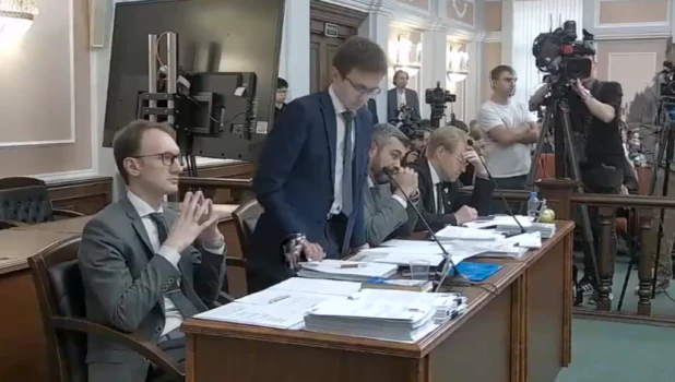 Верховный суд России рассматривает иск об отмене регистрации федерального списка кандидатов партии «Яблоко» в депутаты Госдумы.