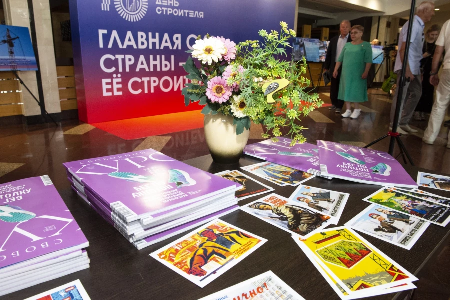 Деловой еженедельник «Свободный курс» на праздновании Дня строителя в Барнауле 6 августа 2026 года.