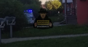 В Барнауле мужчина выпал из окна многоэтажки