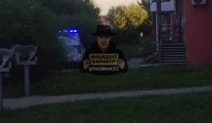 В Барнауле мужчина выпал из окна многоэтажки
