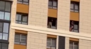 Подростки ходят по карнизам в Барнауле.