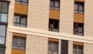 Подростки ходят по карнизам в Барнауле.