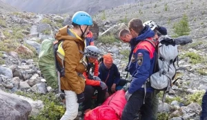 На Алтае туриста выносили на щите из-за серьезной травмы головы