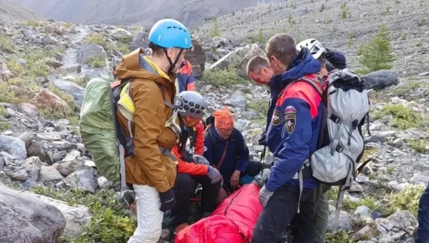 На Алтае туриста выносили на щите из-за серьезной травмы головы