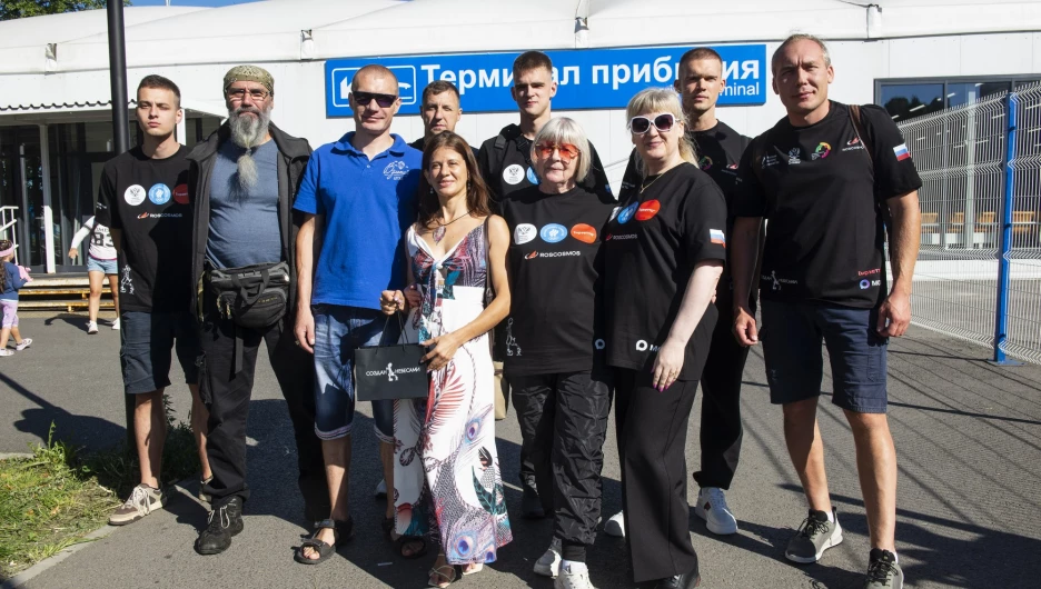 Парашютист Сергей Бойцов и пилот аэростата Иван Меняйло готовы поставить мировой рекорд на Алтае.
