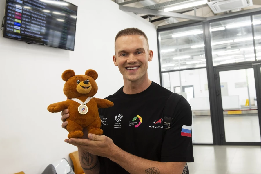 Парашютист Сергей Бойцов и пилот аэростата Иван Меняйло готовы поставить мировой рекорд на Алтае.