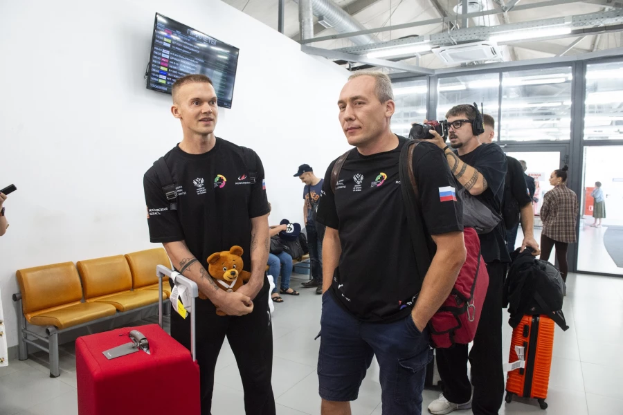 Парашютист Сергей Бойцов и пилот аэростата Иван Меняйло готовы поставить мировой рекорд на Алтае.