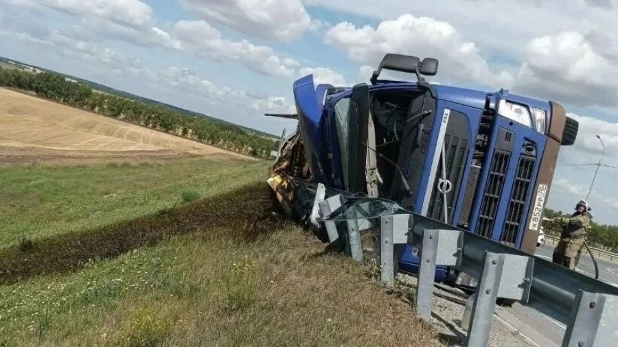 В Новосибирской области перевернулся бензовоз