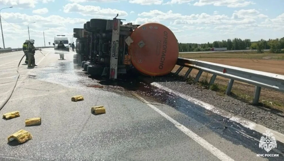 В Новосибирской области перевернулся бензовоз