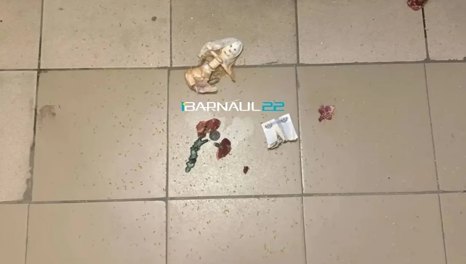 Неизвестный в мантии провел ритуал под дверью