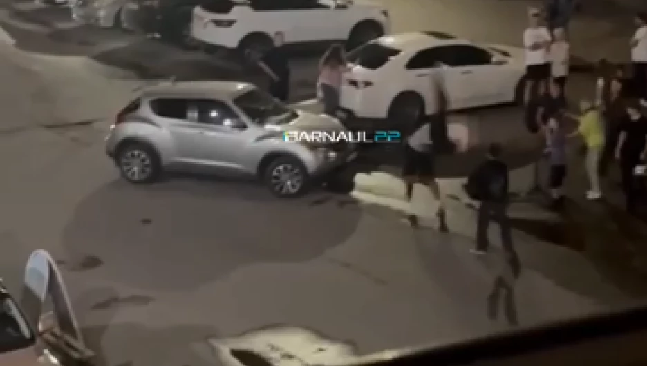 В Барнауле ДТП переросло в драку