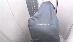 У барнаульской квартиры провели странный обряд.