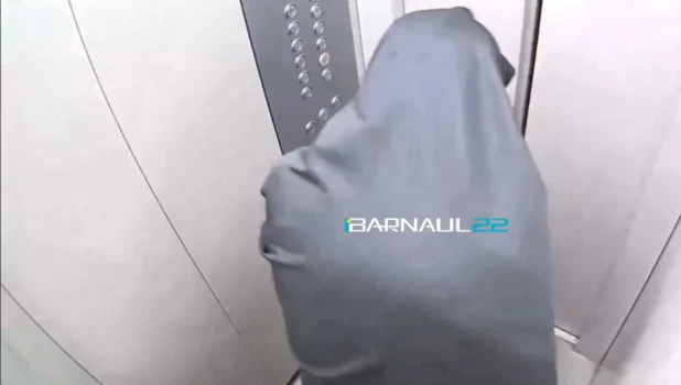 У барнаульской квартиры провели странный обряд.