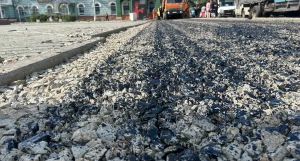 В центре Барнаула укладывают бордюр и камни