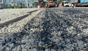 В центре Барнаула укладывают бордюр и камни