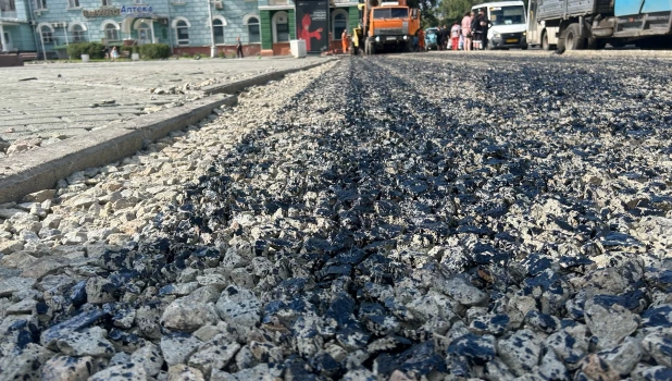 В центре Барнаула укладывают бордюр и камни