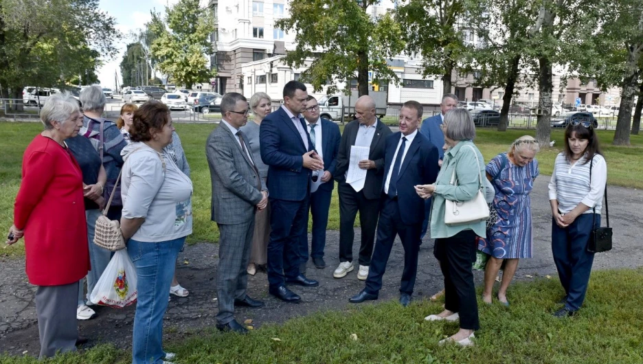 Выездное совещание, посвященное перспективам благоустройства бульвара на улице Аванесова.