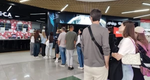 Очередь в кинотеатре.