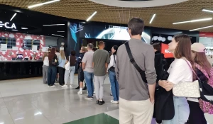 Очередь в кинотеатре.