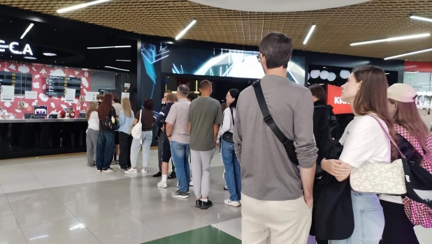 Очередь в кинотеатре.
