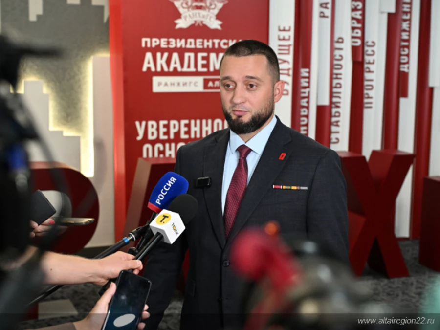  Вручение дипломов участникам региональной кадровой программы «Алтай – земля Героев».