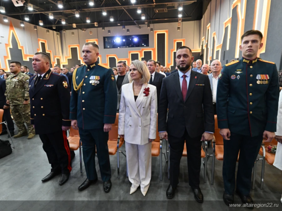  Вручение дипломов участникам региональной кадровой программы «Алтай – земля Героев».