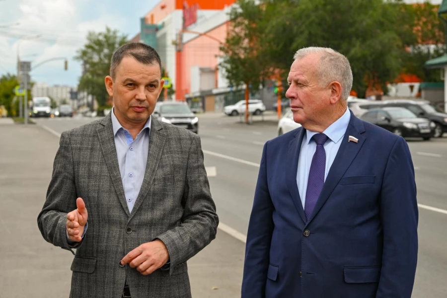 Приемка отремонтированного участка дороги на проспекте Строителей.