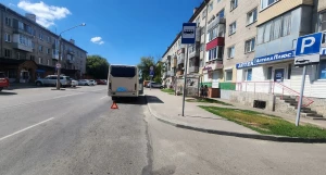 Пассажирке оторвало палец в барнаульском автобусе.