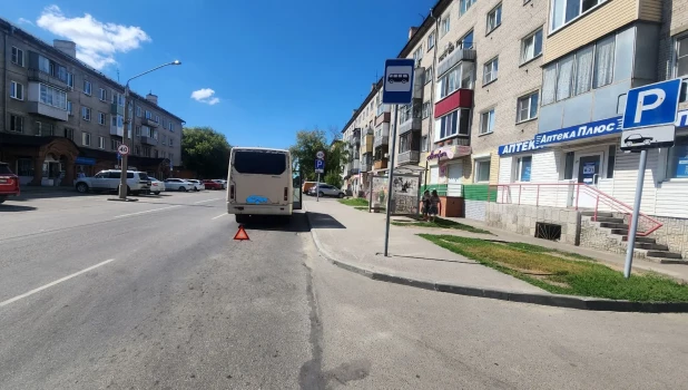 Пассажирке оторвало палец в барнаульском автобусе.