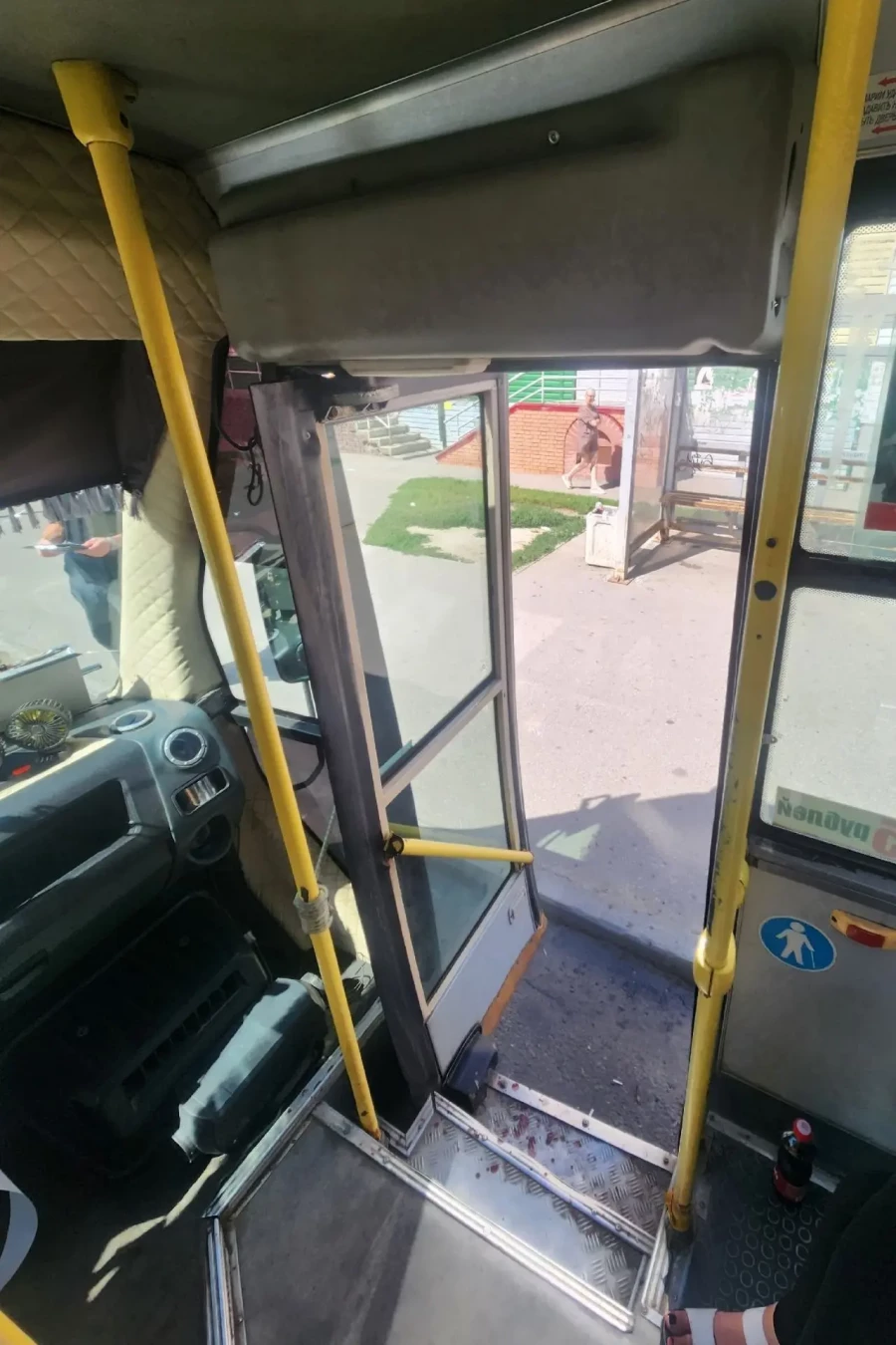 Пассажирке оторвало палец в барнаульском автобусе.