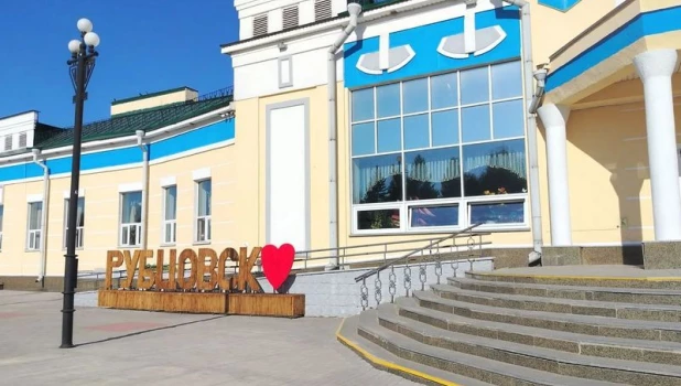 Арт-объект на вокзале в Рубцовске.