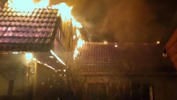 В Алтайском крае пожарные спасли женщину из горящего дома