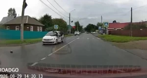 В Барнауле такси сбило женщину на зебре
