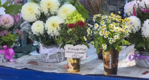 Продажа букетов на улицах Барнаула.