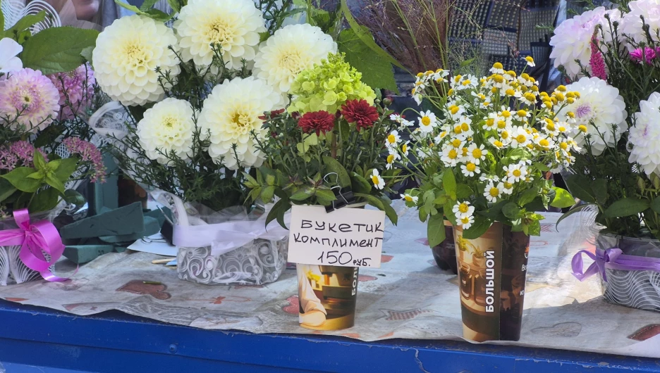 Продажа букетов на улицах Барнаула.