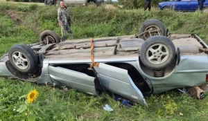 Машина съехала в кювет и перевернулась