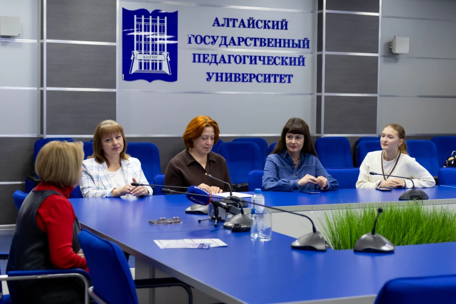 Пресс-конференция с ректором АлтГПУ Ириной Лазаренко.