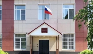 Женщина подняла на ноги целое здание МВД