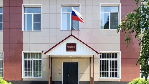Женщина подняла на ноги целое здание МВД