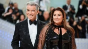 Пирс Броснан и Кили Шей Смит.