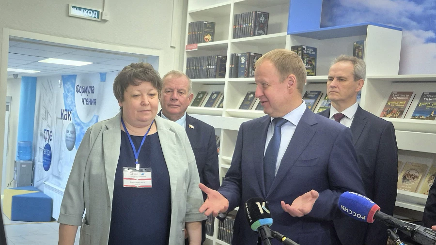 Губернатор Алтайского края Виктор Томенко оценил Центральную библиотеку Заринска после обновления.