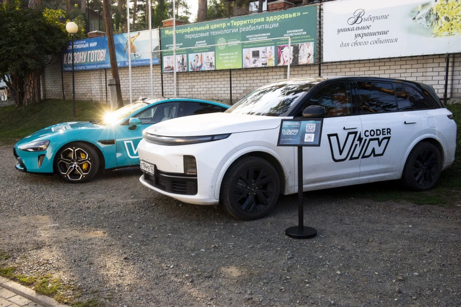 Автомобили салона VINcoder, выставленные на Летней встрече предпринимателей ИД «Алтапресс». 27 августа 2026.