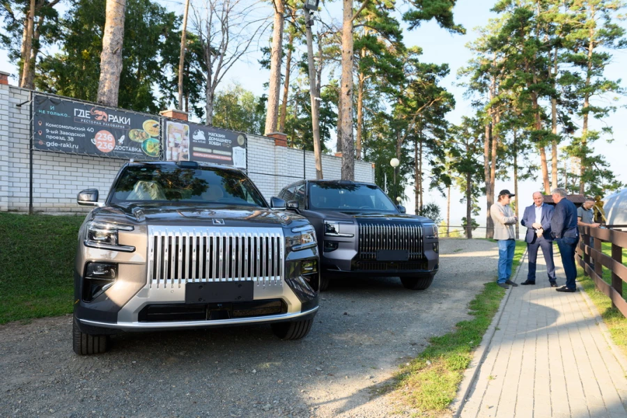Автомобили салона VINcoder, выставленные на Летней встрече предпринимателей ИД «Алтапресс». 27 августа 2026.