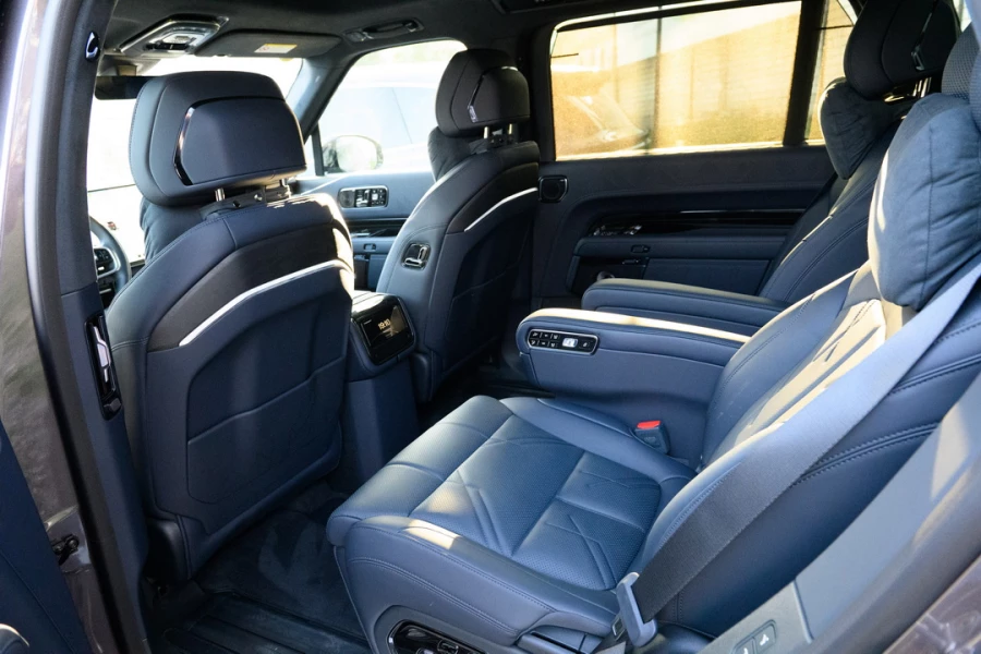 Автомобили салона VINcoder, выставленные на Летней встрече предпринимателей ИД «Алтапресс». 27 августа 2026.